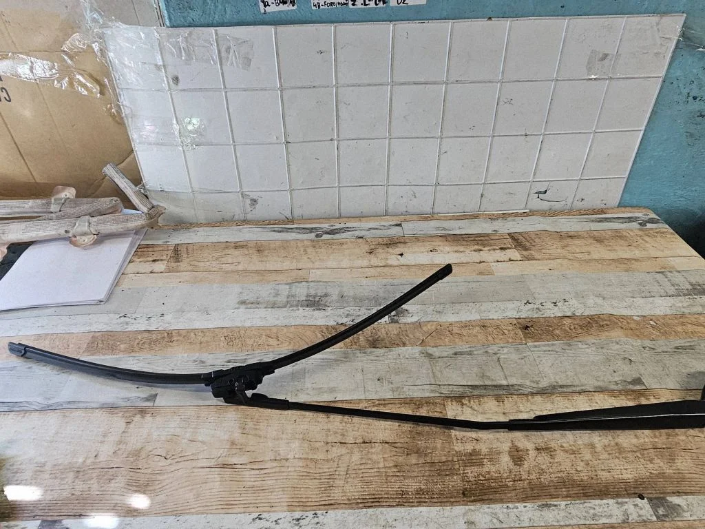 Front wiper blade arm 74560