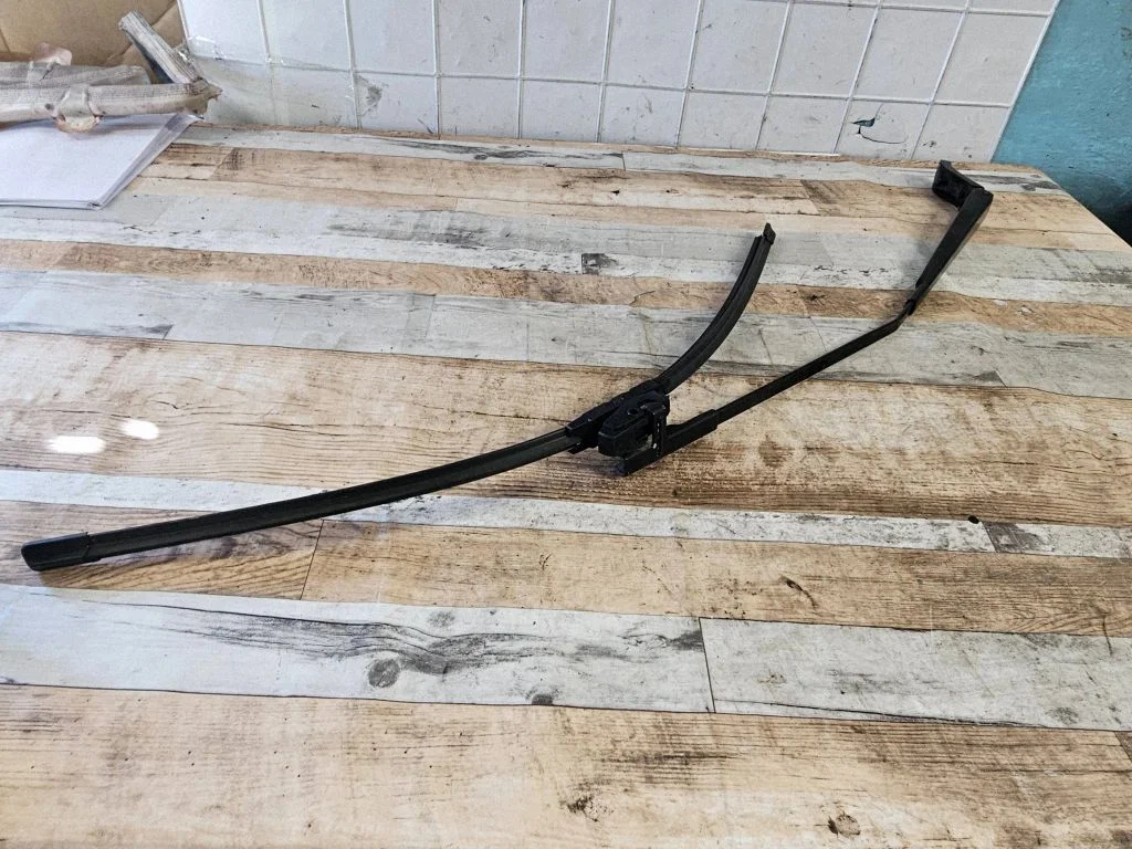 Front wiper blade arm 74560