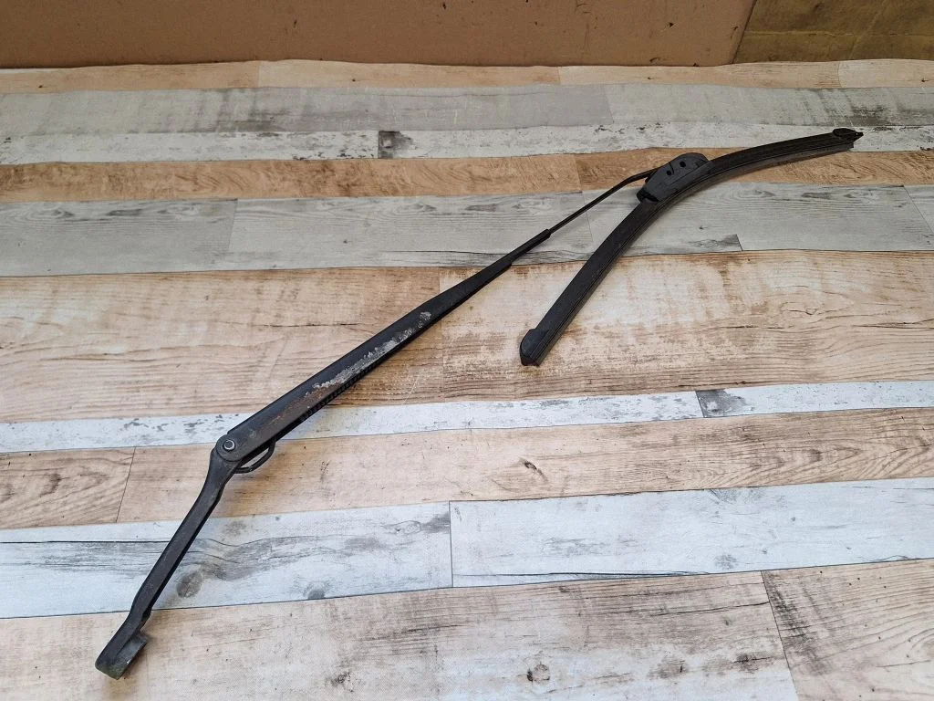 Front wiper blade arm – front right