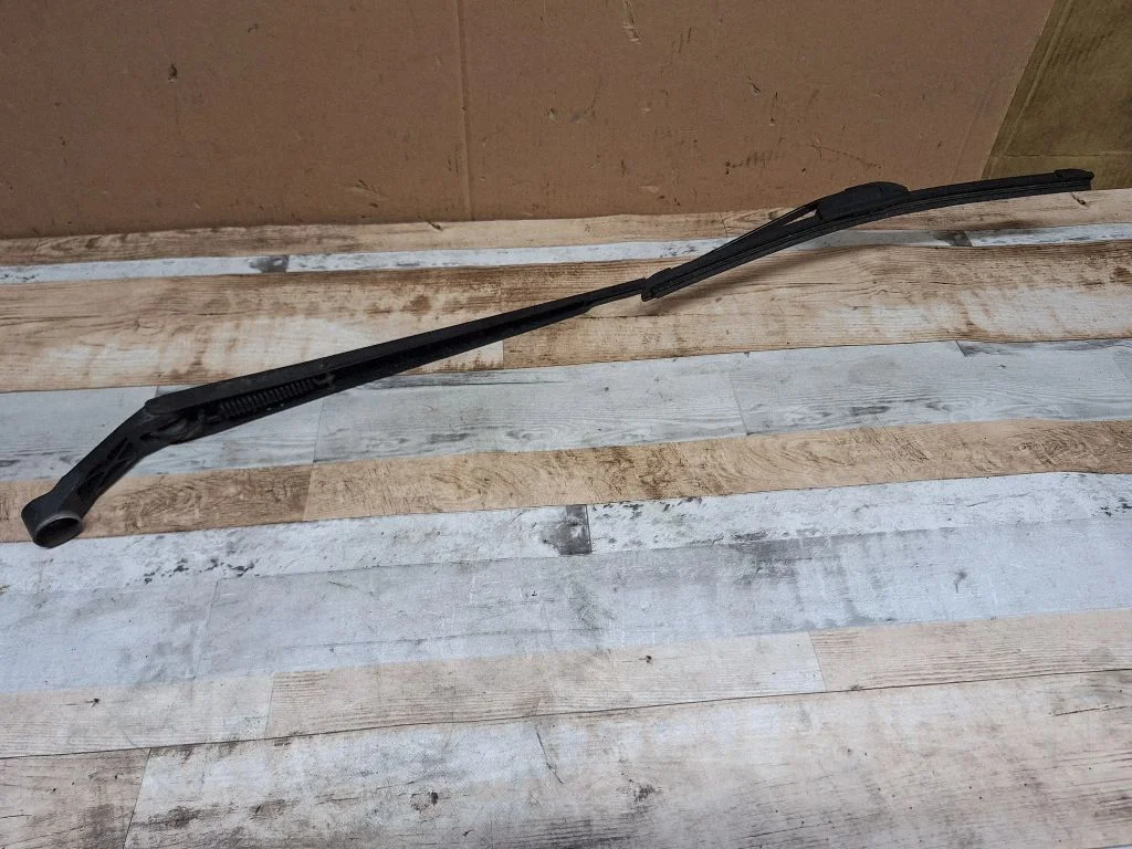 Front wiper blade arm – front right