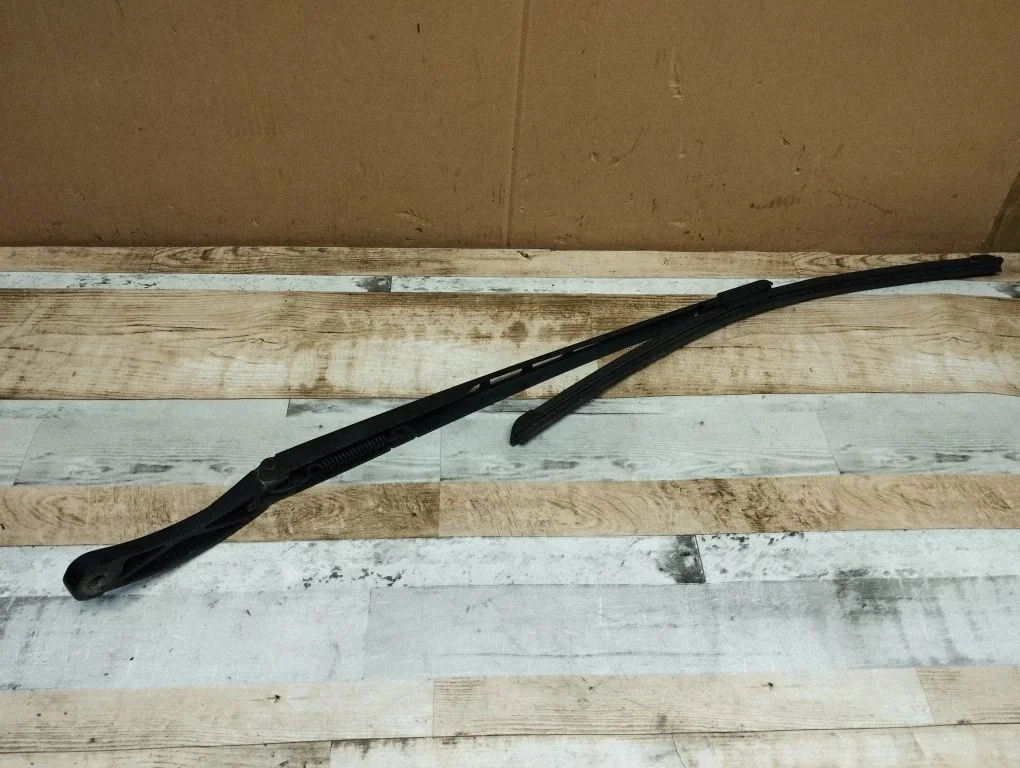 Front wiper blade arm – front right