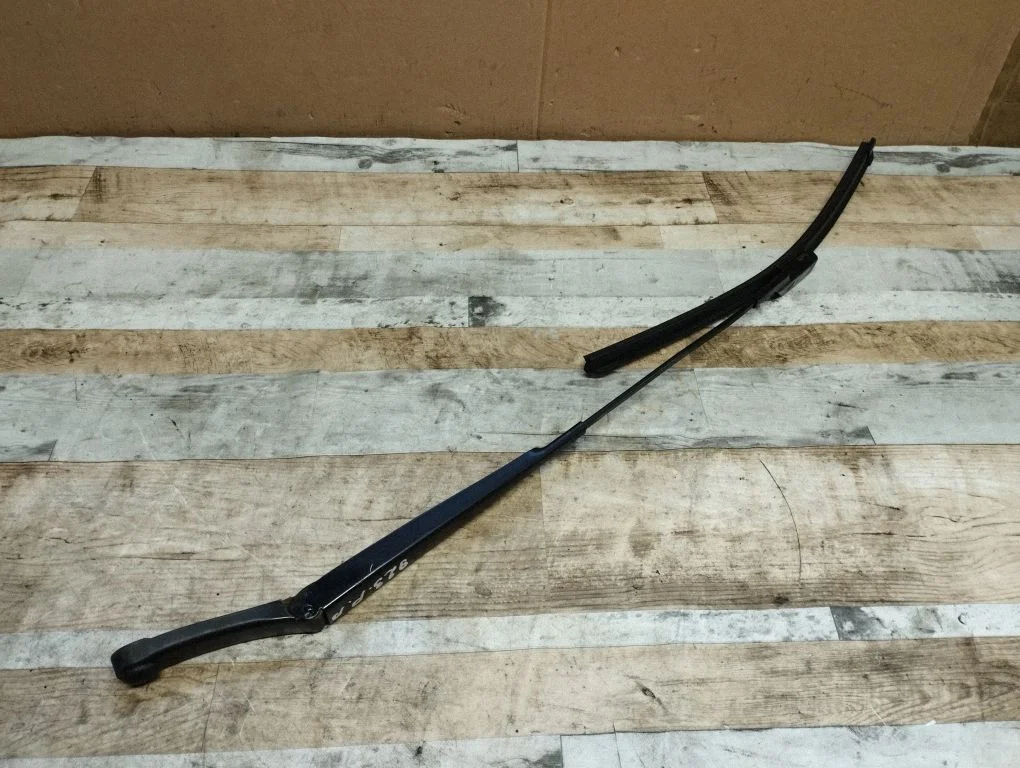 Front wiper blade arm – front right
