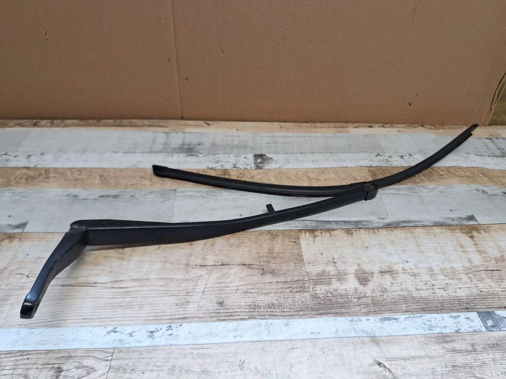 Front wiper blade arm – front left