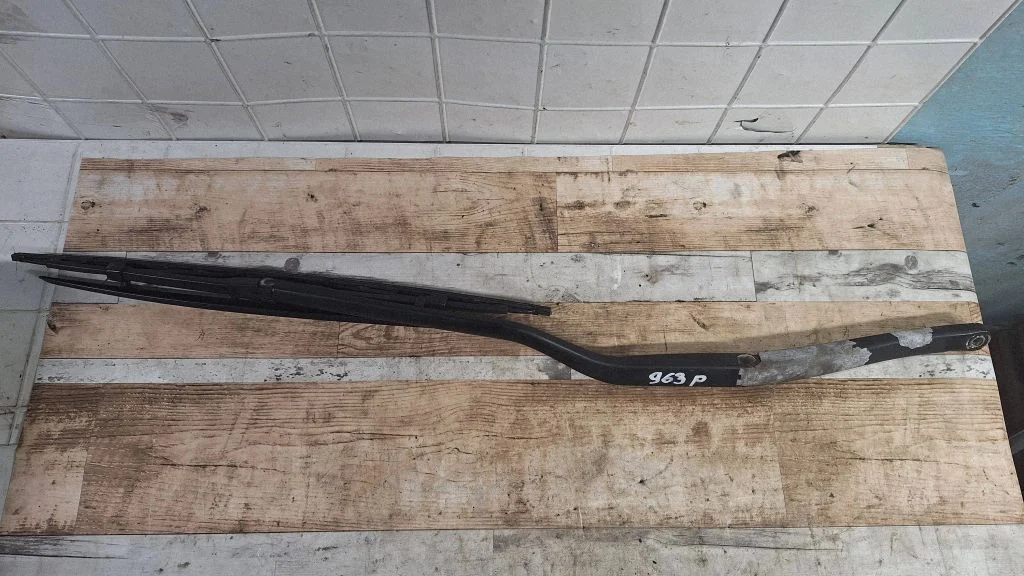 Front wiper blade arm