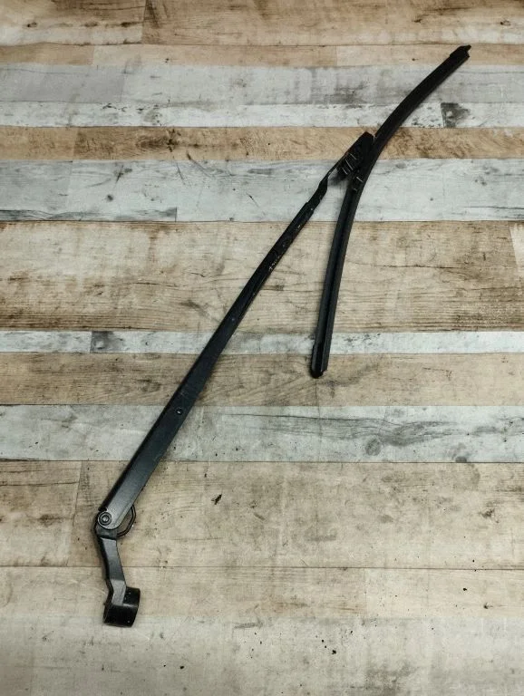 Front wiper blade arm – front right