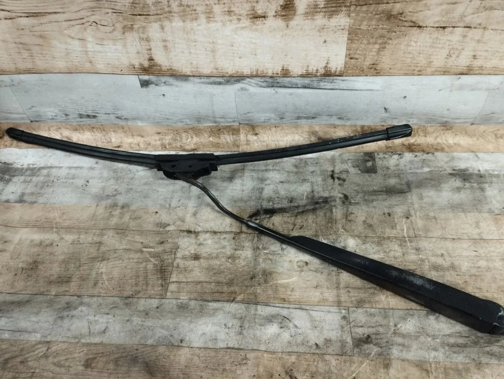 Front wiper blade arm – front right