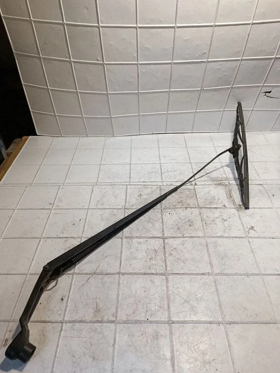 Front wiper blade arm – front right