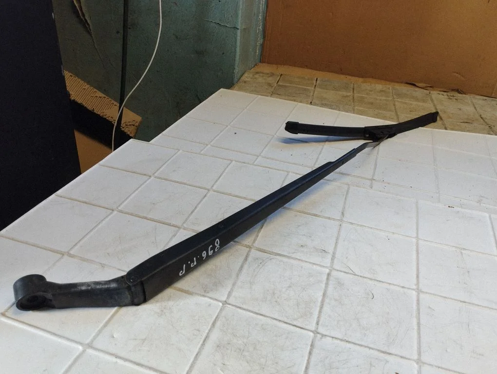 Front wiper blade arm – front right