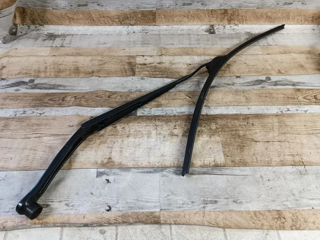 Front wiper blade arm – front left