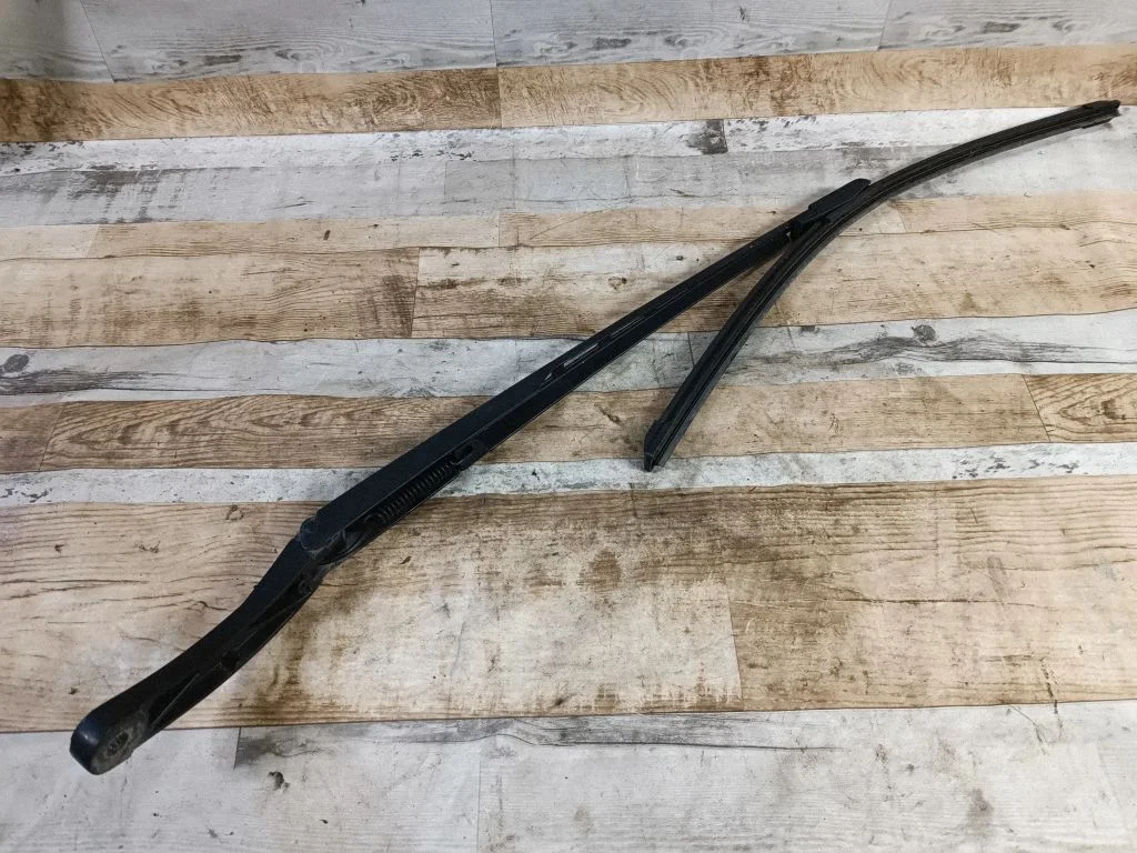 Front wiper blade arm – front right