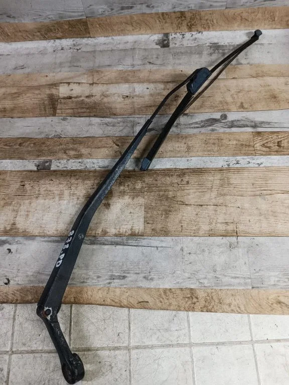 Front wiper blade arm – front right