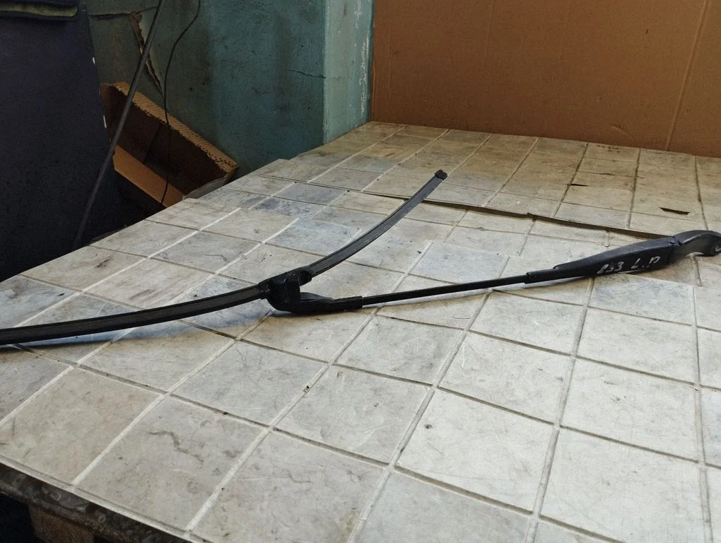 Front wiper blade arm A2218200144
