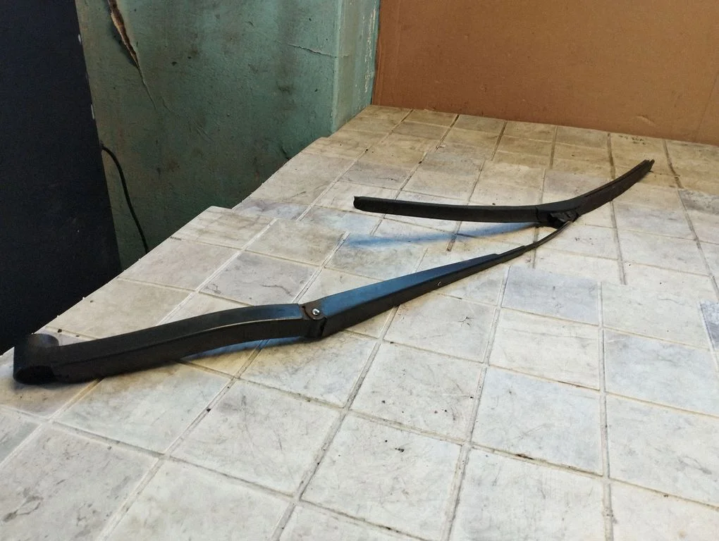 Front wiper blade arm – Subaru Outback (2007-2009)