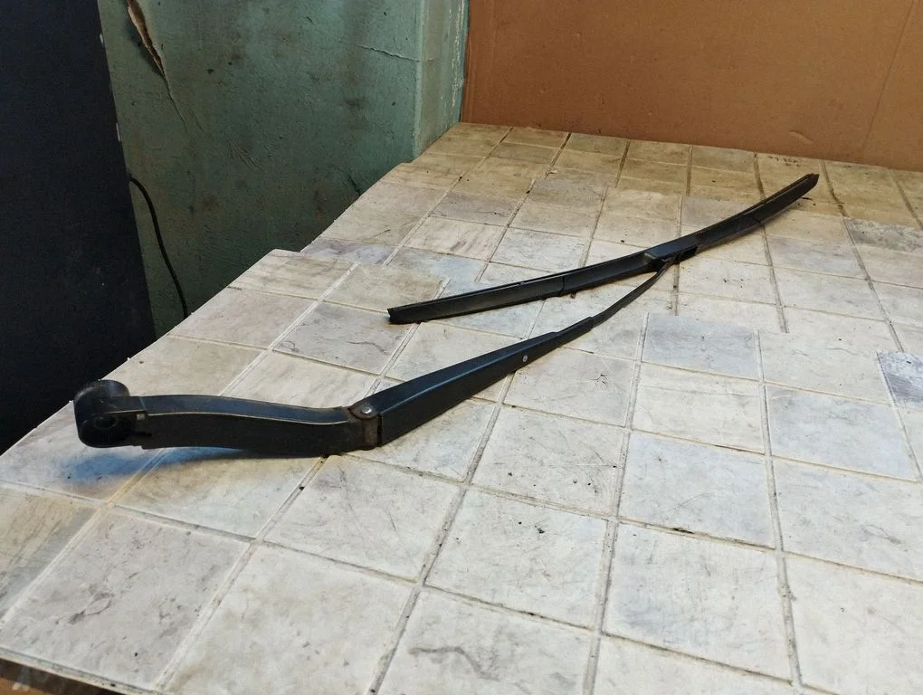 Front wiper blade arm – Subaru Outback (2007-2009)