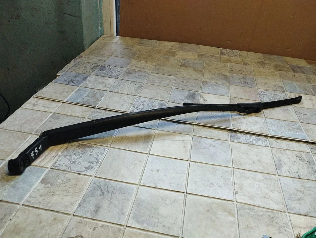 Front wiper blade arm – Toyota Auris 150 (2006-2012)