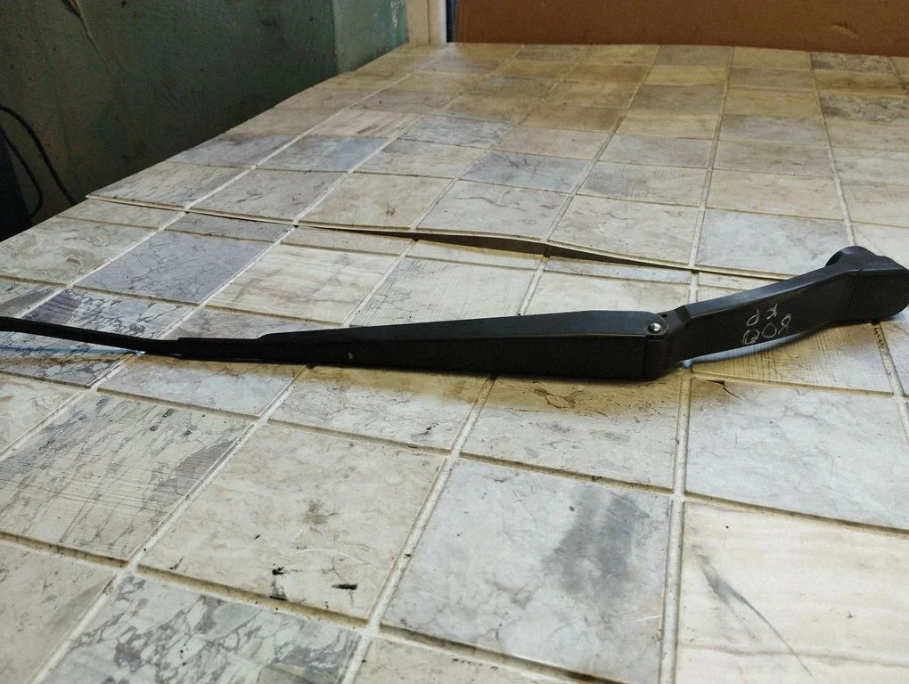 Front wiper blade arm – Subaru Outback (2009-2014)