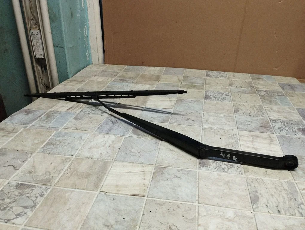 Front wiper blade arm – Nissan X-Trail T30 (2001-2007)
