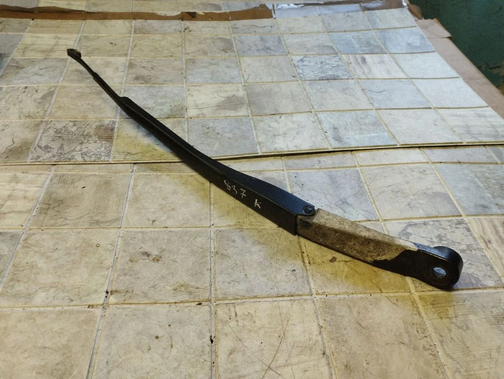 Front wiper blade arm – left