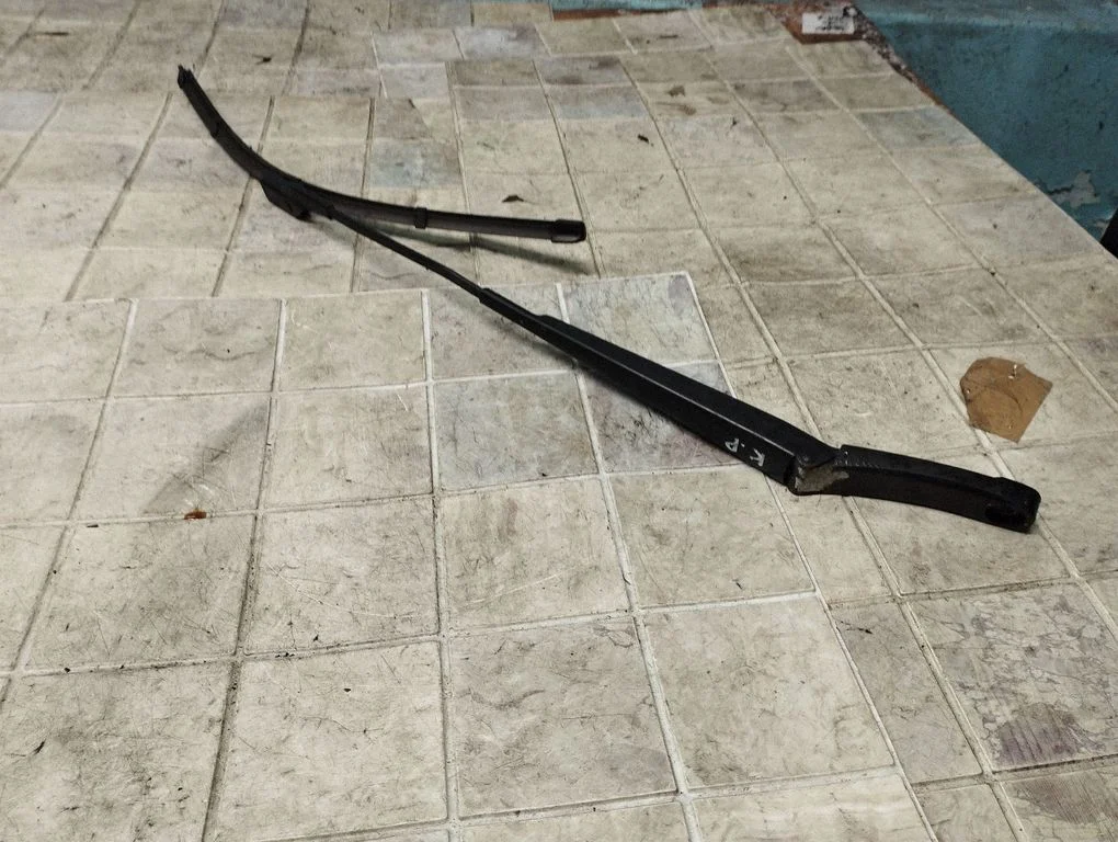 Front wiper blade arm – Volkswagen Tiguan (2007-2016)