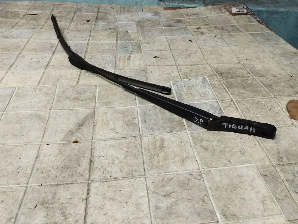 Front wiper blade arm – Volkswagen Tiguan (2007-2016)