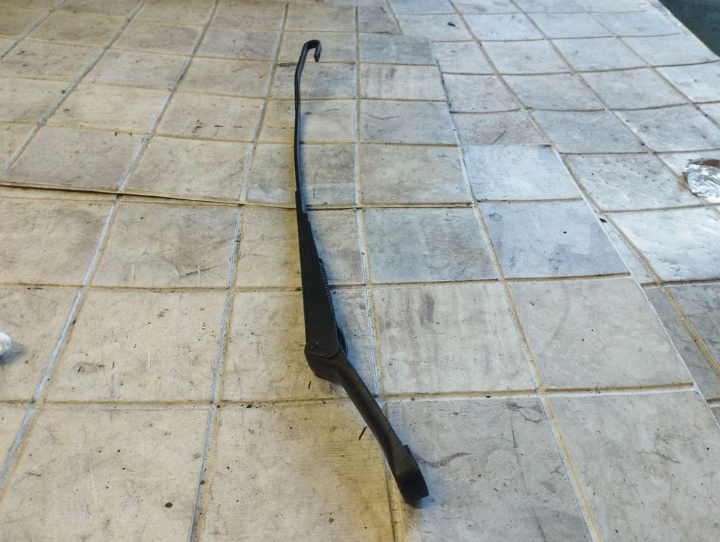 Front wiper blade arm – Volkswagen Passat B5 (1997-2000)