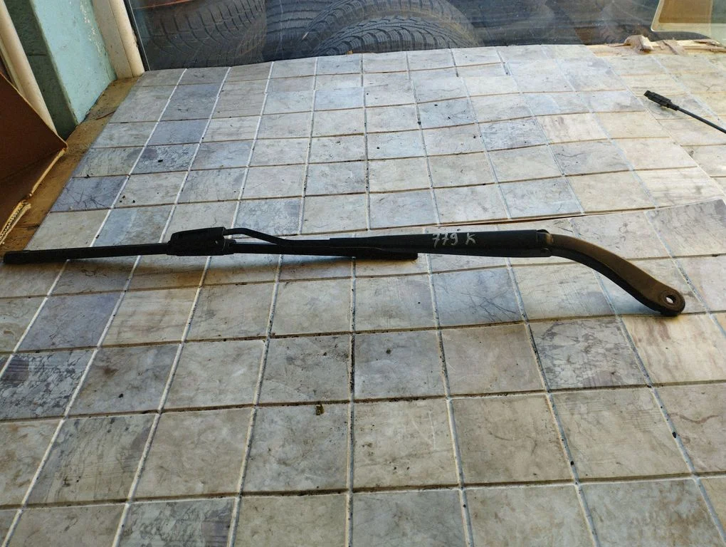 Front wiper blade arm – Renault Megane II (2006-2008)