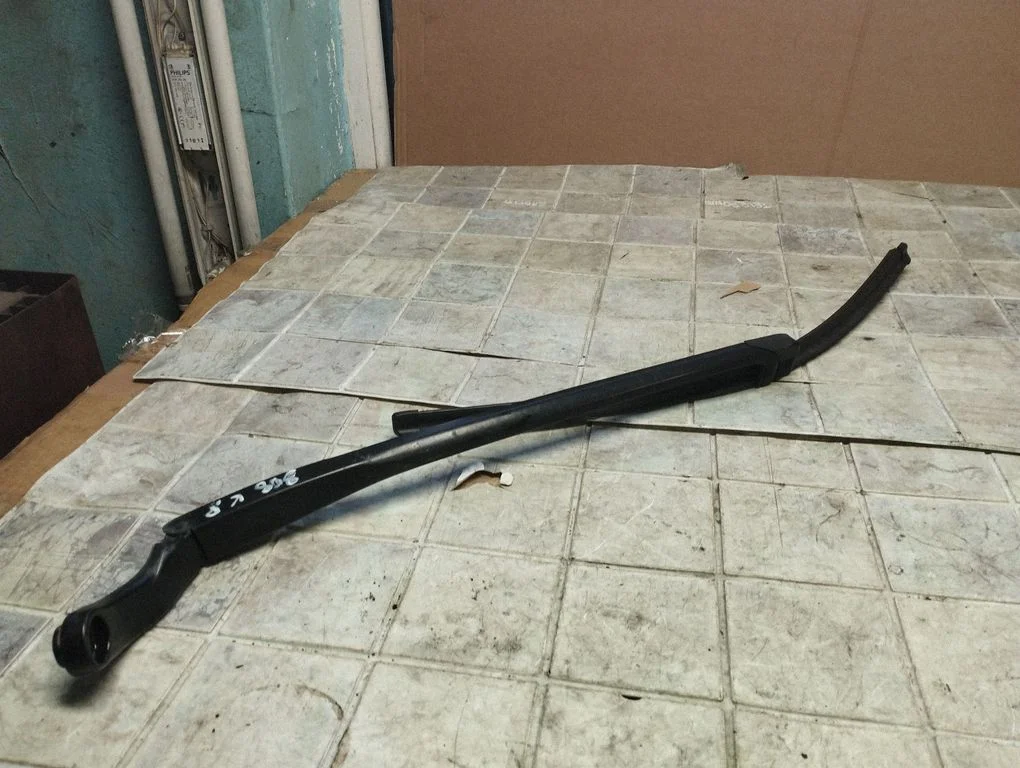 Front wiper blade arm 74560