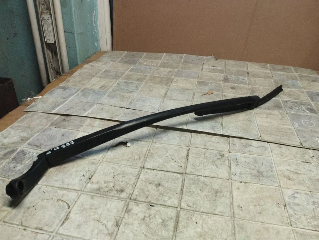 Front wiper blade arm 74560