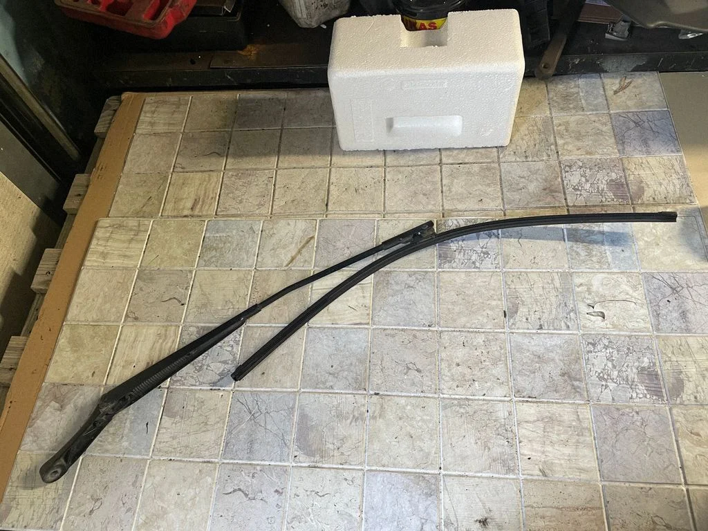 Front wiper blade arm 1T0955410A