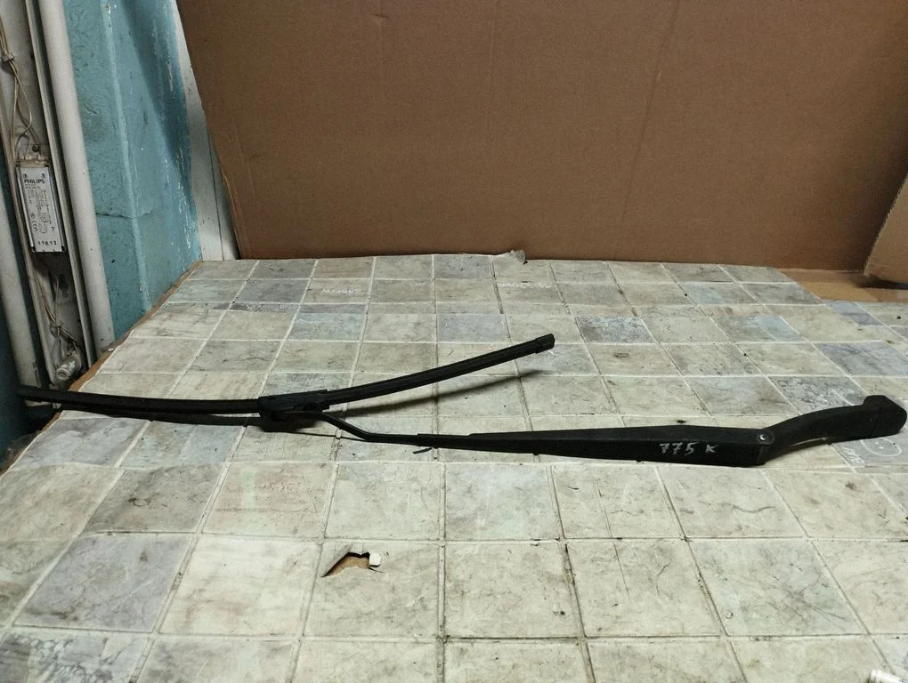 Front wiper blade arm – left