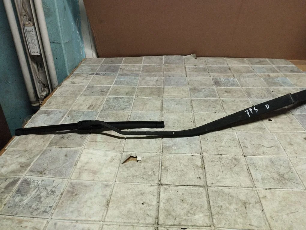 Front wiper blade arm – right