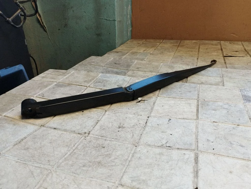 Front wiper blade arm – Subaru Outback (2007-2009)