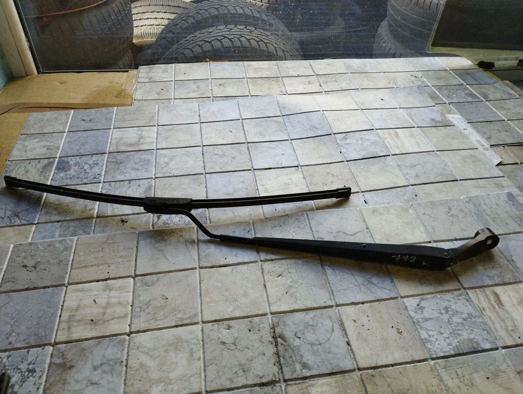 Front wiper blade arm – Toyota Corolla Verso AR10 (2004-2009)
