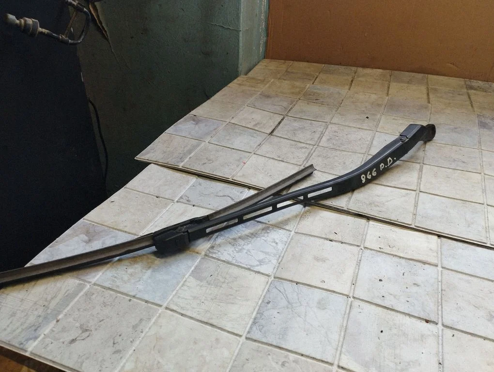 Front wiper blade arm 4B1955408D