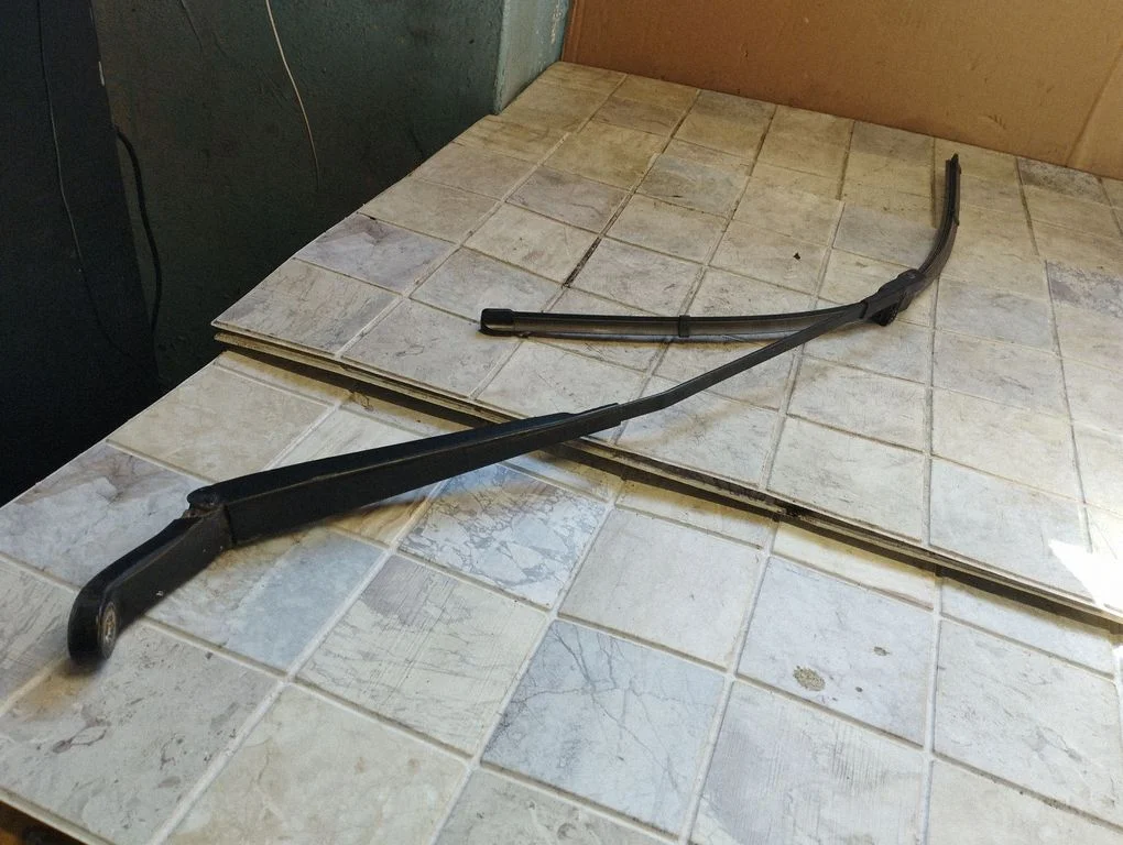 Front wiper blade arm – left