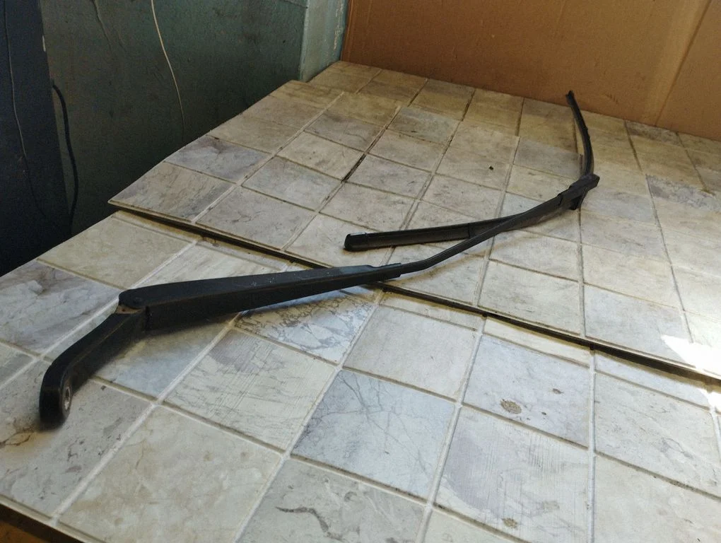 Front wiper blade arm – right