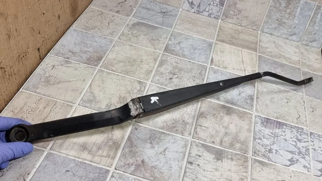 Front wiper blade arm J25A