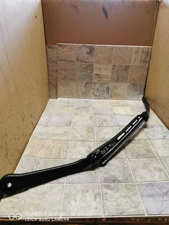 Front wiper blade arm