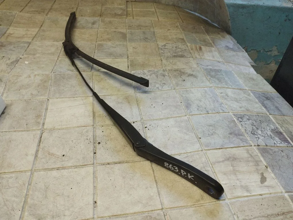 Windshield/front glass wiper blade 13111219LH
