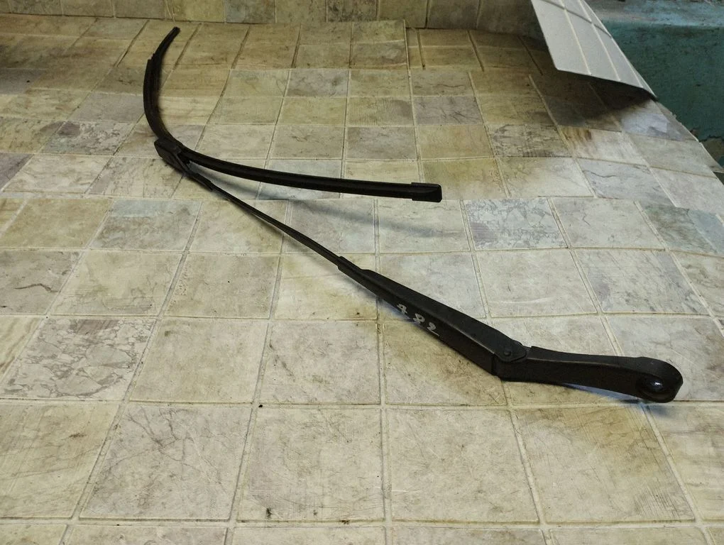Windshield/front glass wiper blade GM13466308