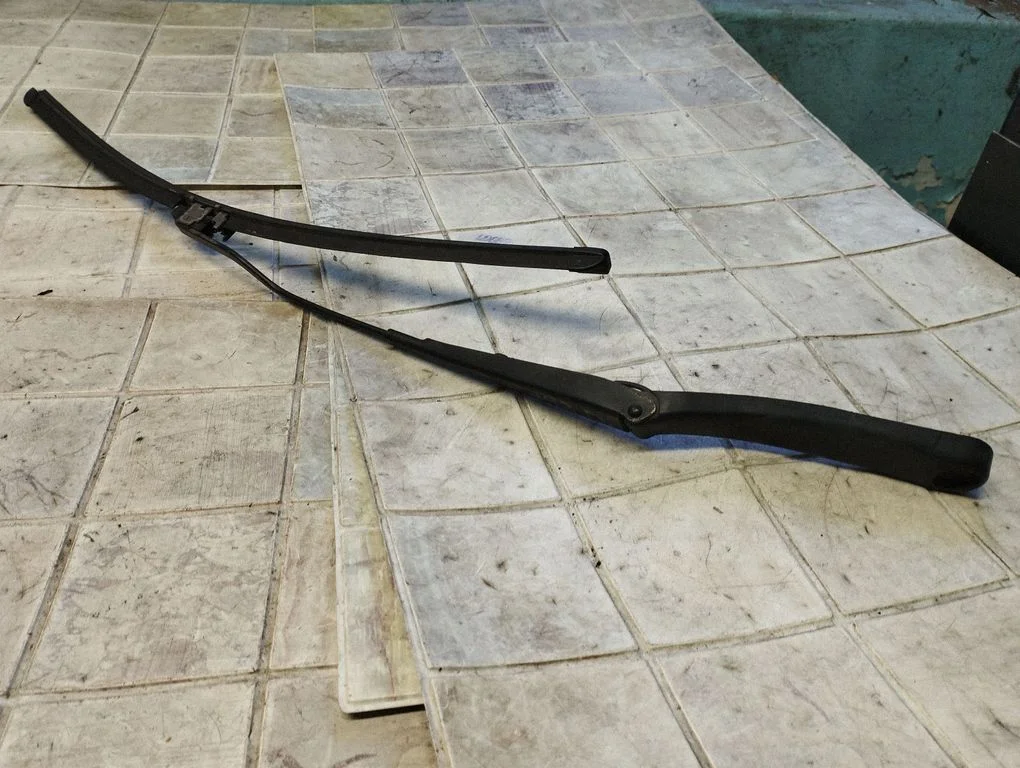 Windshield/front glass wiper blade – Mercedes-Benz C-Class W203 (2000-2007)