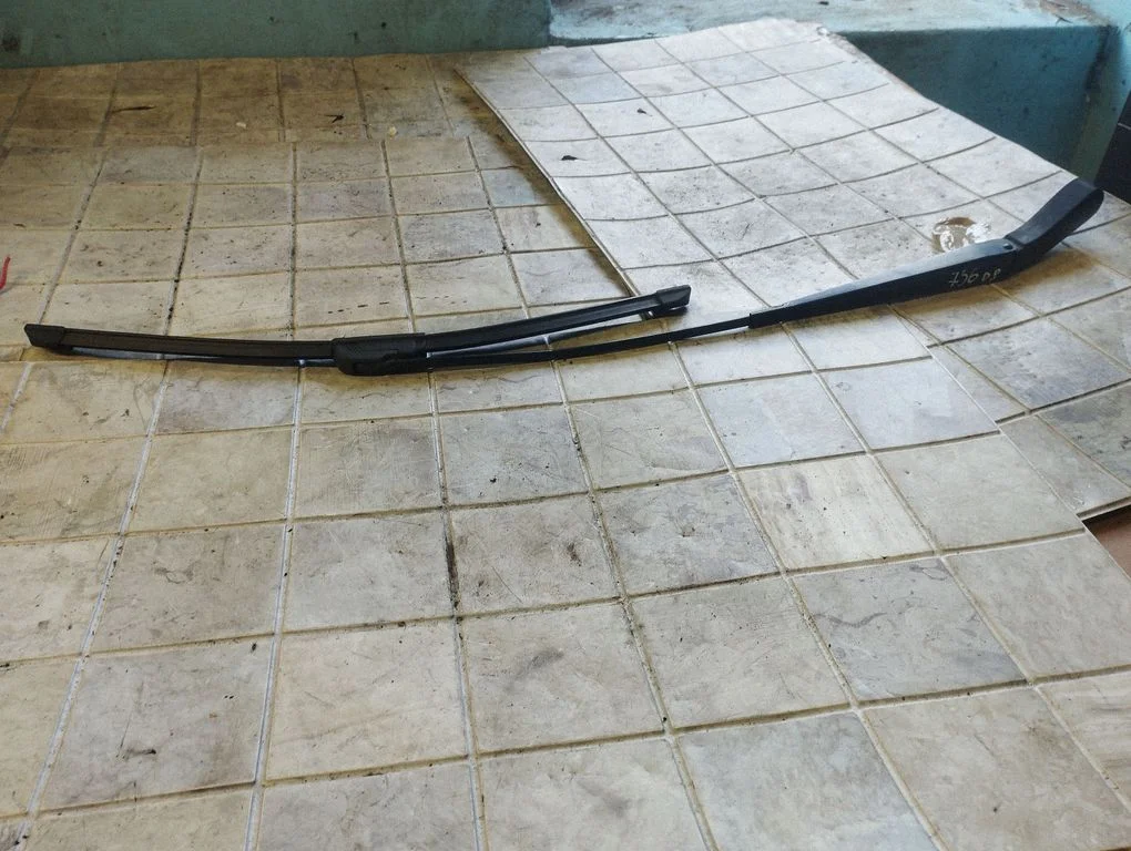 Windshield/front glass wiper blade – Volvo S80 (1999-2003)