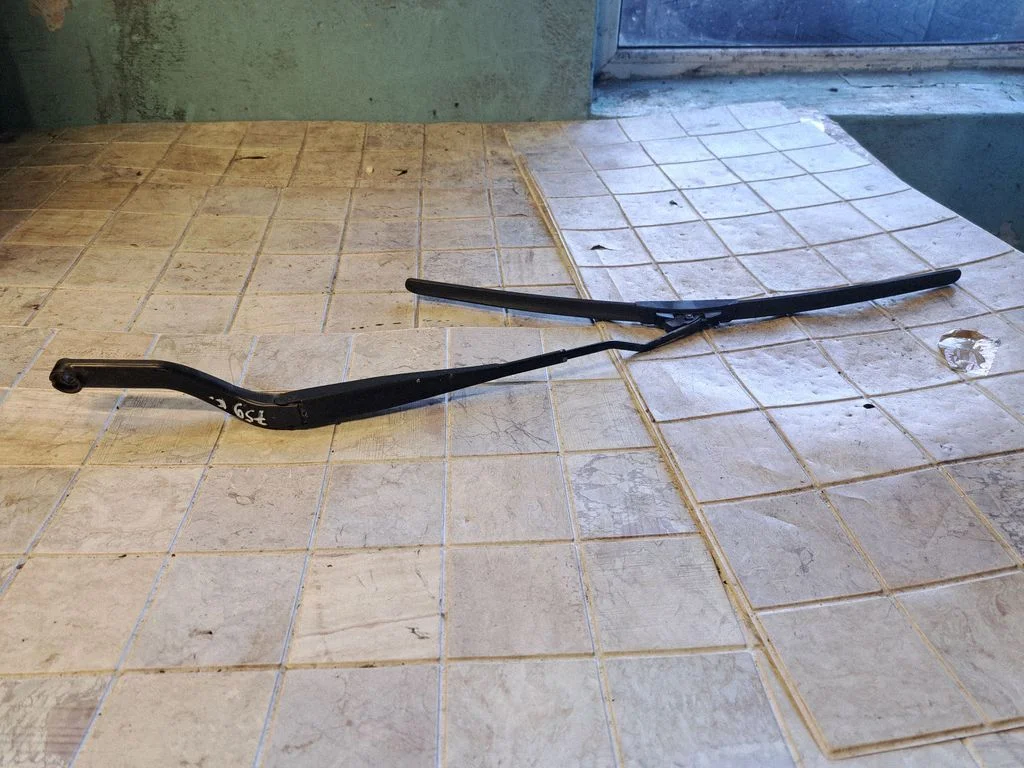 Windshield/front glass wiper blade 13188260