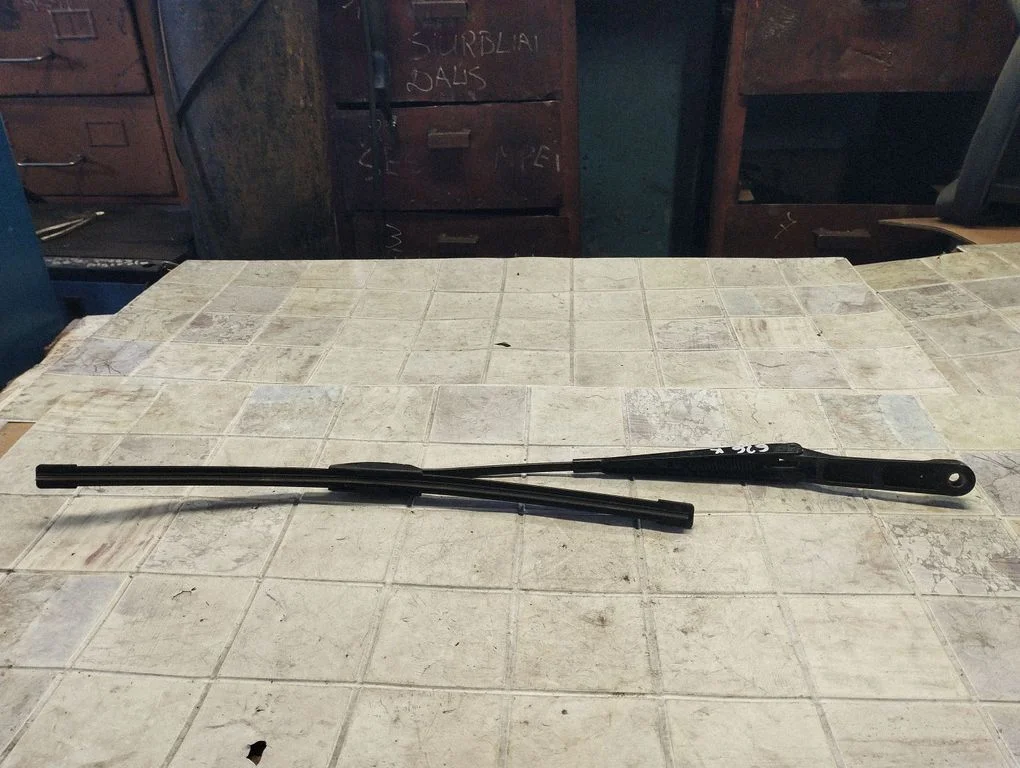 Windshield/front glass wiper blade – Mercedes-Benz ML-Class W163 (1997-2005)