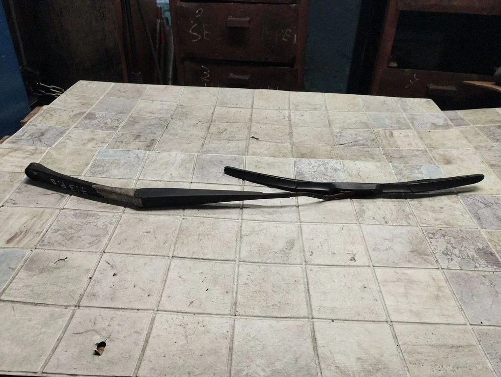 Windshield/front glass wiper blade 35655LA