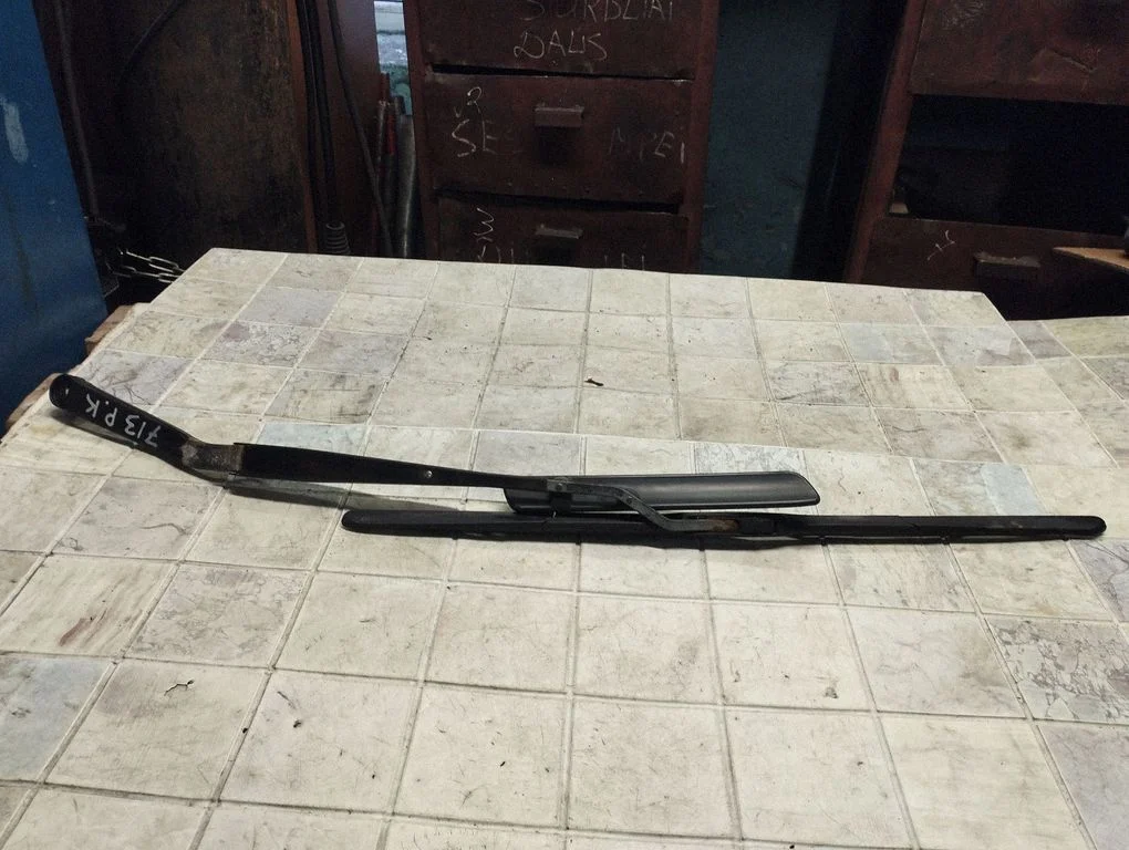 Windshield/front glass wiper blade 35576LD