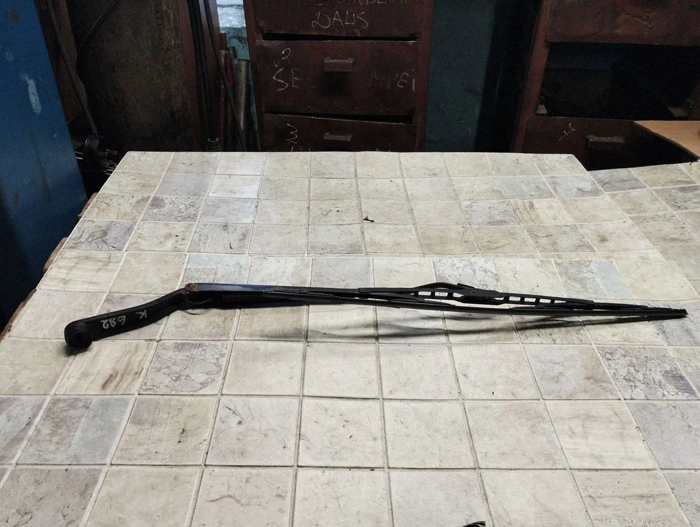 Windshield/front glass wiper blade – KIA Sorento (2002-2009)