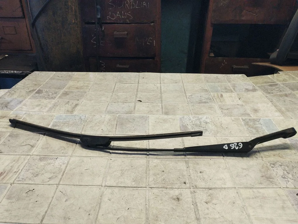 Windshield/front glass wiper blade – Mercedes-Benz ML-Class W163 (1997-2005)