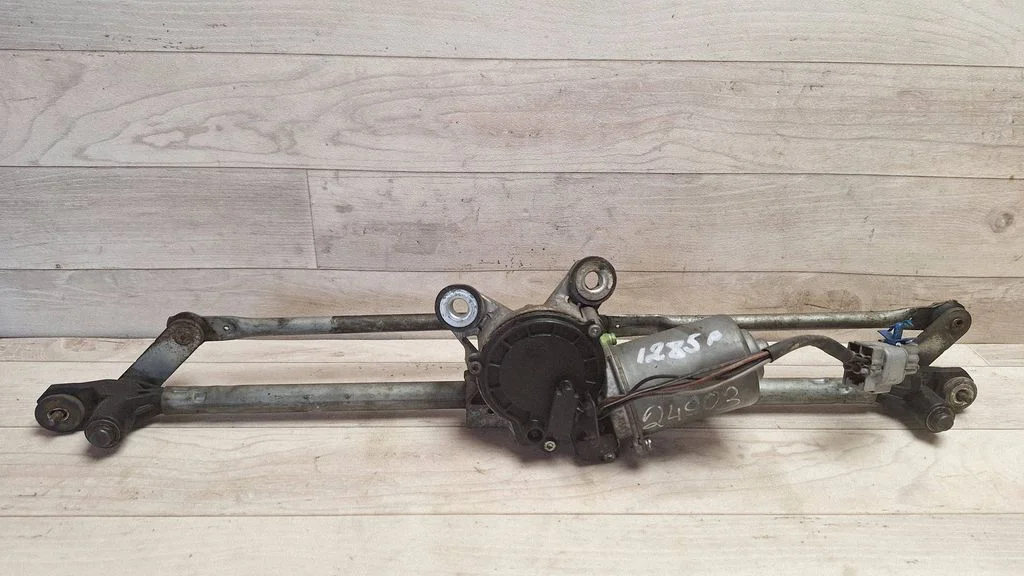 Front wiper linkage and motor