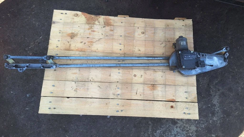 Front wiper linkage and motor 390241805